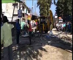 Reporter Stories: শিলিগুড়ির সেবক রোডে গুঁড়িয়ে দেওয়া হল হাই ড্রেনের ওপর তৈরি শপিং মল ও শোরুমের পার্কিং এলাকা