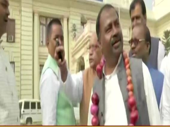 प्याज की कीमतों ने देशभर को रुलाया, RJD नेता ने प्याज की माला पहन किया विरोध प्रदर्शन
