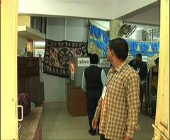 খড়গপুর পুরসভা ভবনের ১৪০ নম্বর বুথে আয়না দিয়ে ভোটারদের উপর নজরদারির অভিযোগ তৃণমূলের বিরুদ্ধে