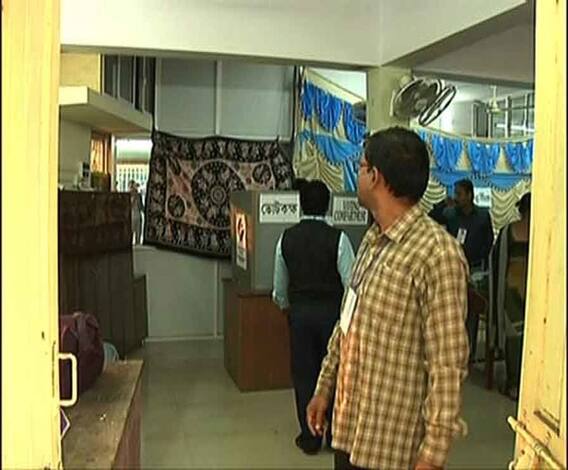 খড়গপুর পুরসভা ভবনের ১৪০ নম্বর বুথে আয়না দিয়ে ভোটারদের উপর নজরদারির অভিযোগ তৃণমূলের বিরুদ্ধে