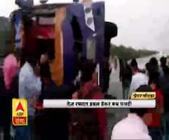 ग्रेटर नोएडा यमुना एक्सप्रेस वे पर तेज रफ्तार डबल ट्रैकर बस पलटी।