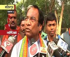 বিজেপি প্রার্থী জয়প্রকাশ মজুমদারকে বুথ থেকে বের করে দিল সিআরপিএফ জওয়ান 