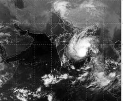 ঘূর্ণিঝড় বুলবুলের প্রভাব ইতিমধ্যেই শহর কলকাতায়, আকাশ মেঘলা, বৃষ্টি বাড়তে পারে আগামীকাল থেকে