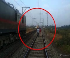 Mumbai-Pune | डेक्कन क्वीन आणि पुणे-लोणावळा लोकल समोरासमोर, अनर्थ टळला | ABP Majha