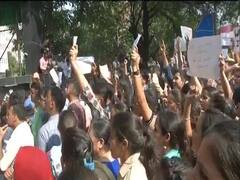 प्रदर्शन कर रहे पुलिसवालों ने 'हमारा कमिश्नर कैसा हो, किरन बेदी जैसा हो' के लगाए नारे | Tis Hazari Court Case