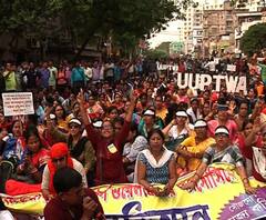 প্রাথমিক শিক্ষকদের আন্দোলনে ৭ ঘণ্টা অবরুদ্ধ বাঘাযতীন, খবর শিরোনাম