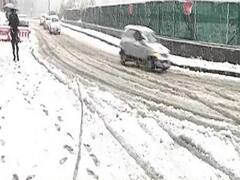 बर्फबारी से कश्मीर घाटी ठप, हिमस्खलन की वजह से दो जवान शहीद