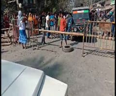 মালদায় রাস্তা খারাপের প্রতিবাদে পথ অবরোধ, প্রশাসনকে জানিয়েও কাজ হয়নি বলে অভিযোগ
