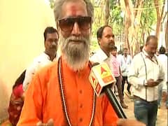 Shiv Sainiks tease Fadnavis during his visit to pay tribute to Bal Thackeray