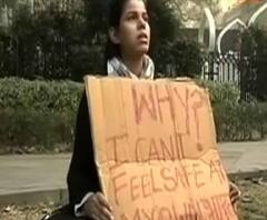 হায়দরাবাদে তরুণী চিকিৎসককে ধর্ষণ করে পুড়িয়ে খুন:সংসদ ভবনের সামনে তরুণীর একক প্রতিবাদ