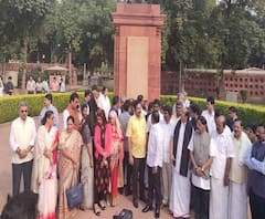 সংবিধান দিবসে সংসদের যৌথ অধিবেশন বয়কটের সিদ্ধান্ত বিরোধী দলগুলির, আম্বেদকরের মূর্তির পাদদেশে ধর্না