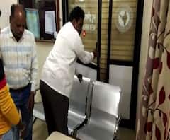 Akola Farmer Protest | अकोल्यात शेतकरी आक्रमक, विमा कंपनीच्या कार्यालयात अधिकाऱ्यांना कोंडलं | ABP MAJHA