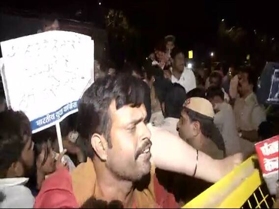 Gandhi परिवार की SPG सुरक्षा हटी, Amit shah के घर के बार Congress कार्यकर्ताओं ने किया प्रदर्शन