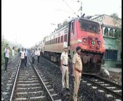 সেতু চালুর দাবিতে মুর্শিদাবাদ স্টেশনের কাছে রেল অবরোধ