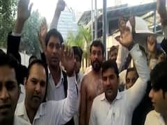 खाकी वर्दी और काले कोट की लड़ाई के बीच पिसी बेचारी जनता | Delhi Police Vs Lawyers