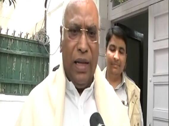 Shiv Sena के साथ सरकार बनाने के सवाल पर Mallikarjun Kharge ने साधी चुप्पी