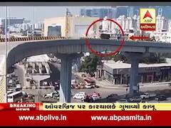 રફ્તારનો કહેર: ફ્લાઈઓવર પરથી નીચે ખાબકી કાર, જુઓ વીડિયો