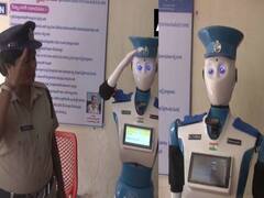 વિશાખાપટ્ટનમના પોલીસ સ્ટેશનમાં લોકોની ફરિયાદ લઈ રહ્યો છે રોબોટ કોપ