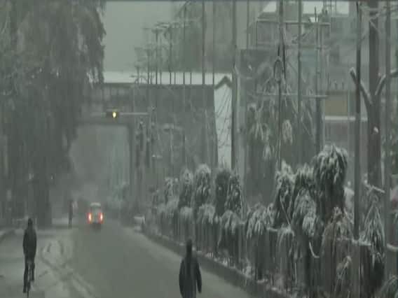 पहली बर्फबारी ने लगा दिया ब्रेक, देखिए दिन की बड़ी खबरें