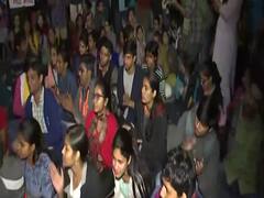 JNU में बढ़ी फीस पर जंग जारी