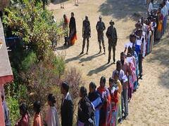 Jharkhand Election 2019: गढ़वा के पोलिंग बूथ पर सुबह से लगी लाइन, आज पहले चरण का मतदान