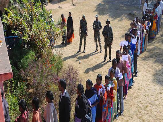 Jharkhand Election 2019: गढ़वा के पोलिंग बूथ पर सुबह से लगी लाइन, आज पहले चरण का मतदान