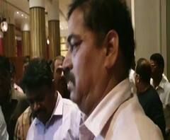 Police caught in Renaissance | रेनेसॉन्समध्ये सिव्हील कपड्यात शिरले पोलीस अधिकारी | मुंबई | ABP Majha