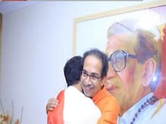 Maharashtra: बेटे Aaditya Thacnkeray को गला लगाते हुए दिखी Uddhav Thackeray के चेहरे पर खुशी