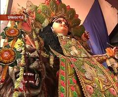 দেখুন, চন্দন নগর জ্যোতির মোড় তেমাথার পুজোয় জগদ্ধাত্রীকে বরণ করছেন পুরুষেরা