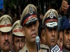 सीनियर अधिकारियों के आगे असंतुष्ट पुलिसवालों ने की नारेबाजी 