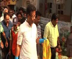 দেখুন, পরিবেশ নিয়ে সচেতন করতে রাস্তায় বেলচা হাতে মেয়র