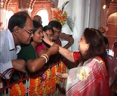 দেখুন, কৃষ্ণনগর রাজবাড়ির জগদ্ধাত্রী পুজোর বিসর্জনের আগে রানিমার আরতি ও সিঁদুর খেলা 