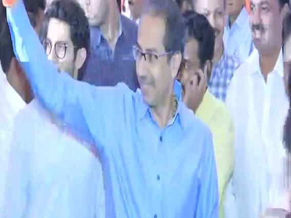 Uddhav Thackeray समेत तमाम शिवसेना विधायक पहुंचे Hotel Grand Hyatt, चेहरे पर दिखी खुशी