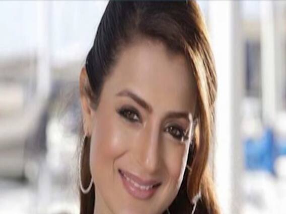 इंदौर में Amisha Patel के खिलाफ 10 लाख का चेक बाउंस होने पर केस दर्ज | मनोरंजन फटाफट