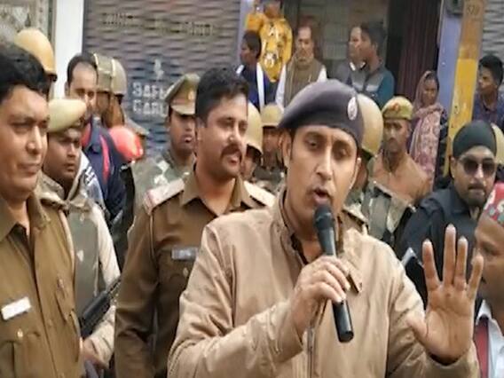 CAA: प्रदर्शनकारियों को समझाते पुलिस अधिकारियों के अनोखे वीडियो वायरल