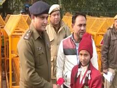 Delhi: School girl offers flower to police for ensuring peace