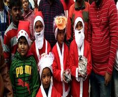 Reporter Stories: শ্রীরামপুরের গির্জা থেকে সান্তা ক্লজ-রূপী শিশুরা কেক-লজেন্সের সঙ্গে বিতরণ করল পেঁয়াজও