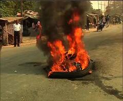 Reporter Stories: নদিয়ার দেবগ্রামে ৩৪ নম্বর জাতীয় সড়কে রাস্তায় টায়ার জ্বালিয়ে বিক্ষোভ