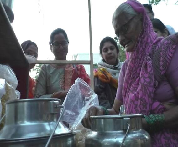 Pimpri | कर्ज फेडण्यासाठी 80 वर्षीय आजींचा पाणीपुरीचा व्यवसाय | ABP Majha