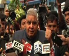 শেষমেশ দেড় ঘণ্টা বিক্ষোভে আটকে থেকে যাদবপুর বিশ্ববিদ্যালয় ছাড়লেন রাজ্যপাল, আচার্যকে ছাড়াই হল সমাবর্তন