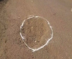 Ambernath Potholes | अंबरनाथमध्ये खड्ड्यांभोवती रांगोळी काढत नागरिकांचा निषेध | ABP Majha 