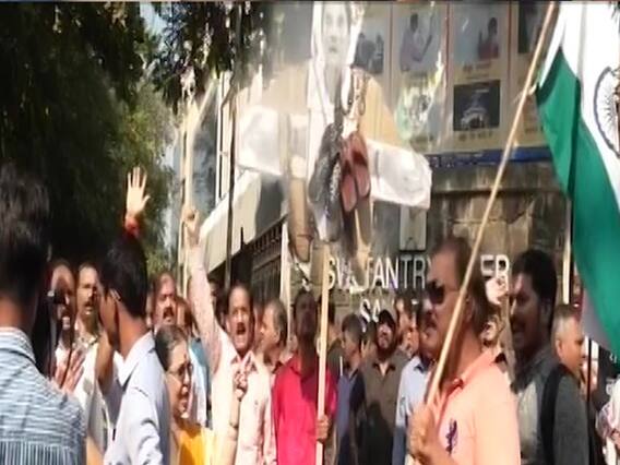 सावरकर पर Rahul Gandhi के बयान पर मुंबई में प्रदर्शन