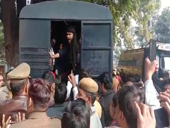 CM Yogi Adityanath को SP ने दिखाए काले झंडे