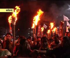এনআরসি, নাগরিকত্ব আইনের প্রতিবাদে ধর্মতলা থেকে শিয়ালদা মশাল মিছিল বাম যুবদের