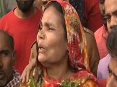 Delhi Fire: पिता की तलाश करते करते बेहाल हुई महिला, रो-रो कर हुआ बुरा हाल