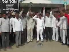 મુદ્દાની વાતઃ કૃષિ વિમા કંપનીઓ સામે ધરતીપુત્રો લાલઘૂમ, વીમાના કાગળોની હોળી કરીને કર્યો વિરોધ, જુઓ વીડિયો