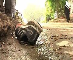 Reporter Stories: হাইল্যান্ড পার্কের সার্ভিস রোডে গর্তে পড়ে দুর্ঘটনা, মৃত্যু বাইক চালকের