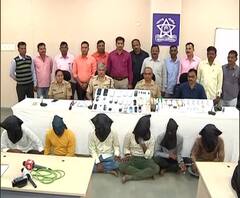 Aurangabad Theft | गाडीच्या काचा फोडत लाखोंची चोरी, बॅंकेतून बाहेर पडणाऱ्या ग्राहकांवर चोरांची नजर | ABP Majha