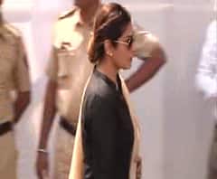 Christian community | अभिनेत्री रविना टंडन, भारती सिंग, फराह खान यांच्या विरोधात बीडमध्ये गुन्हा दाखल | ABP Majha