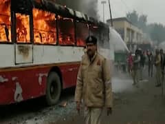 CAA Protest: यूपी के संभल में प्रदर्शनकारियों ने बस में लगाई आग, जानिए अब तक क्या-क्या हुआ?